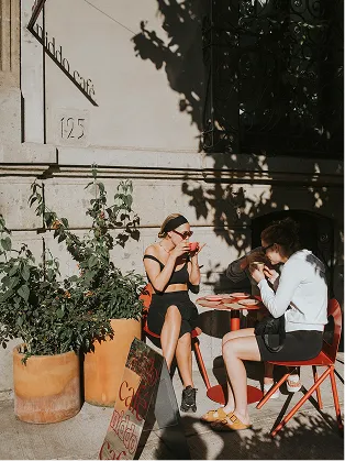 Friends enjoying coffee at a Roma Norte café