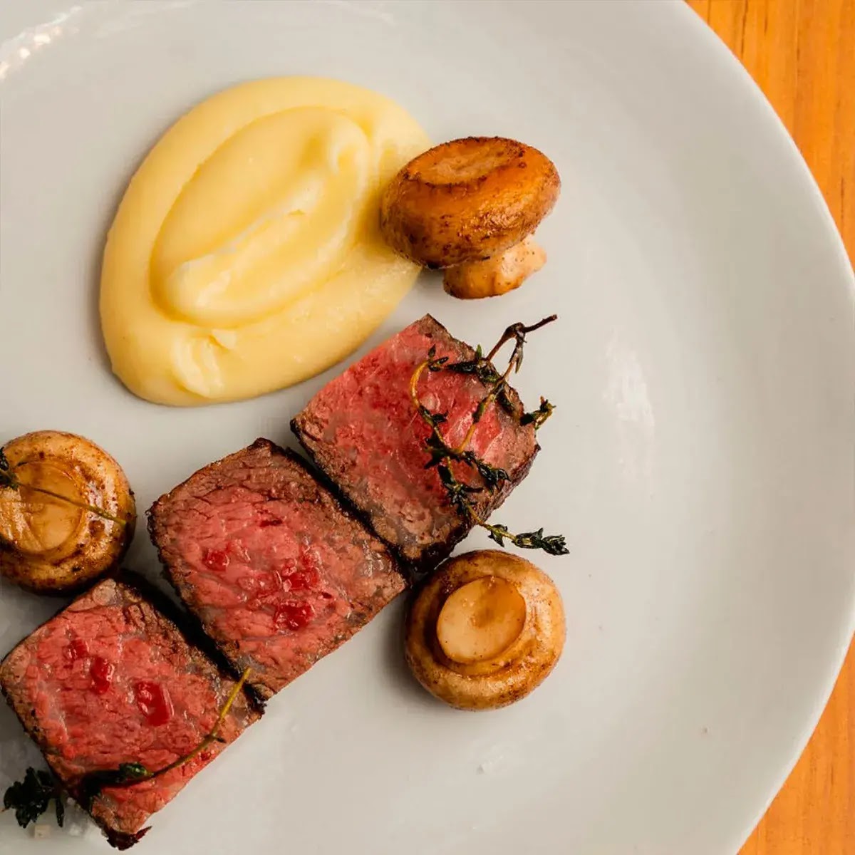 Steak with mushrooms and purée at Máximo Bistrot